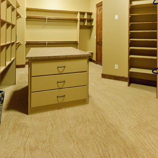 Immagine di un'ampia cabina armadio unisex american style con nessun'anta, moquette e pavimento beige