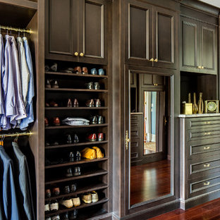 Foto de armario vestidor de hombre, clásico, grande, con puertas de armario de madera en tonos medios, suelo de madera en tonos medios y armarios con paneles empotrados