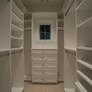 Exempel på ett litet klassiskt walk-in-closet för könsneutrala, med öppna hyllor, vita skåp, beiget golv och heltäckningsmatta