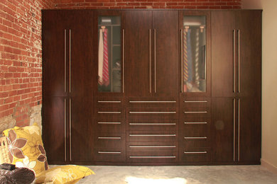 Example of a trendy closet design in St Louis