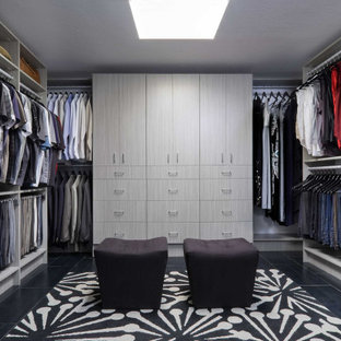 Ispirazione per una cabina armadio unisex industriale di medie dimensioni con ante lisce e ante grigie