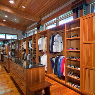 Idee per uno spazio per vestirsi unisex stile americano di medie dimensioni con ante in stile shaker, ante in legno chiaro e parquet chiaro