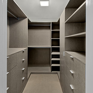 Foto på ett stort funkis walk-in-closet för könsneutrala, med släta luckor, skåp i slitet trä, heltäckningsmatta och beiget golv