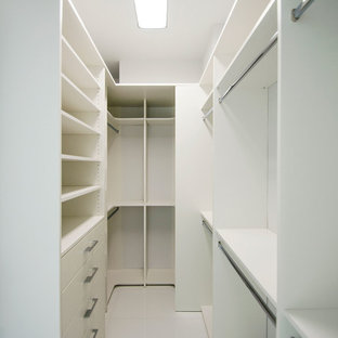 Foto di una cabina armadio moderna di medie dimensioni con nessun'anta, ante bianche, pavimento in gres porcellanato e pavimento bianco