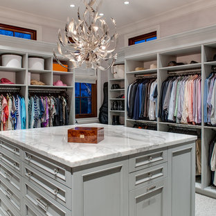 Inspiration för stora klassiska walk-in-closets för könsneutrala, med grå skåp, heltäckningsmatta, öppna hyllor och grått golv