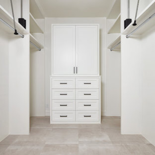 Modelo de armario vestidor unisex y abovedado, contemporáneo, grande, con armarios con paneles empotrados, puertas de armario blancas, suelo de baldosas de cerámica y suelo beige