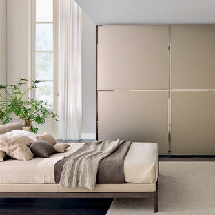 Inspiration för stora moderna klädskåp för könsneutrala, med släta luckor, beige skåp, mörkt trägolv och brunt golv