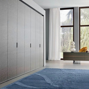 EIngebautes, Großes, Neutrales Modernes Ankleidezimmer mit flächenbündigen Schrankfronten, dunklen Holzschränken und grauem Boden in Miami