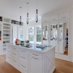 Immagine di un grande spazio per vestirsi per donna costiero con ante bianche, parquet chiaro, pavimento beige e ante in stile shaker