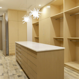 Foto di una cabina armadio contemporanea con ante lisce, ante in legno chiaro, pavimento in gres porcellanato e pavimento beige