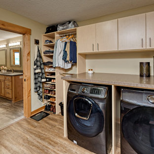 Ispirazione per una cabina armadio unisex stile americano di medie dimensioni con ante lisce, ante in legno chiaro, pavimento in vinile e pavimento multicolore