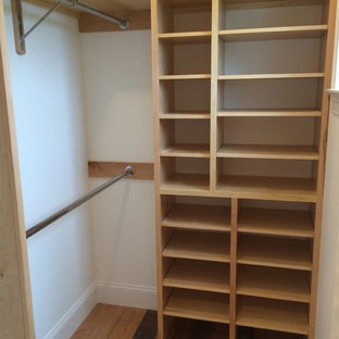 Idee per una piccola cabina armadio unisex stile americano con nessun'anta, ante in legno chiaro, pavimento in legno massello medio e pavimento marrone