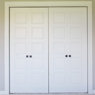 Idée de décoration pour un placard dressing craftsman neutre avec des portes de placard blanches, moquette et un sol gris.