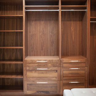 Ispirazione per una grande cabina armadio chic con ante in stile shaker, ante in legno scuro, pavimento in gres porcellanato e pavimento bianco