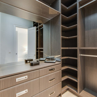 Idee per una cabina armadio unisex minimal di medie dimensioni con ante lisce, ante marroni, parquet chiaro e pavimento giallo