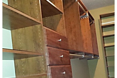 コロンバスにあるコンテンポラリースタイルのおしゃれな収納・クローゼット (オープンシェルフ、中間色木目調キャビネット) の写真