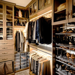 Idéer för ett klassiskt walk-in-closet för kvinnor, med luckor med glaspanel, heltäckningsmatta, grått golv och skåp i mörkt trä