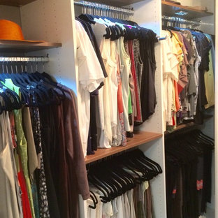 Foto de armario vestidor unisex, vintage, de tamaño medio, con armarios con paneles con relieve, puertas de armario blancas y suelo de madera en tonos medios