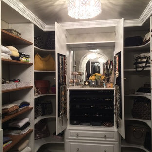 Foto de armario vestidor unisex, vintage, de tamaño medio, con armarios con paneles con relieve, puertas de armario blancas y suelo de madera en tonos medios