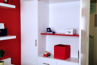 Foto de armario de hombre actual pequeño con puertas de armario blancas y suelo de baldosas de cerámica