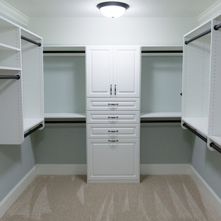 Idéer för ett mellanstort klassiskt walk-in-closet för kvinnor, med luckor med upphöjd panel, vita skåp och heltäckningsmatta