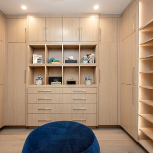 Ispirazione per un grande spazio per vestirsi unisex stile marino con ante lisce, ante in legno chiaro, parquet chiaro e pavimento beige
