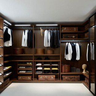 Ispirazione per una grande cabina armadio moderna con nessun'anta, ante in legno bruno, moquette e pavimento bianco