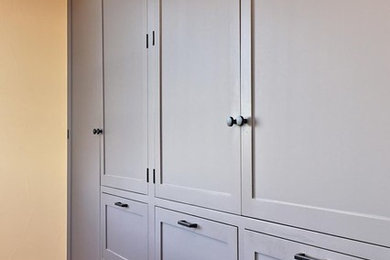 Ejemplo de armario de mujer clásico grande con armarios estilo shaker y puertas de armario blancas