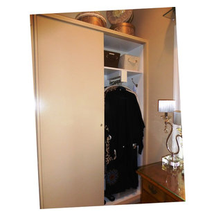 Ispirazione per un armadio o armadio a muro per donna stile marino di medie dimensioni con ante in stile shaker, ante beige e pavimento in legno massello medio