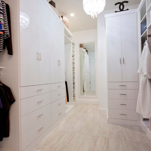 Idee per una cabina armadio unisex moderna con ante lisce, ante bianche e pavimento in gres porcellanato