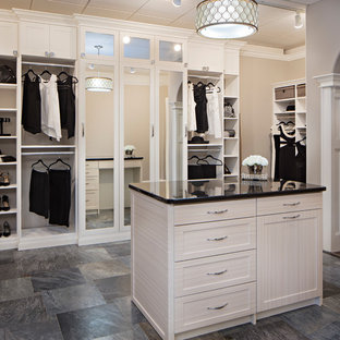 Réalisation d'un très grand dressing style shabby chic pour une femme avec un placard à porte shaker, des portes de placard blanches, un sol en carrelage de céramique et un sol gris.