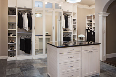 Modelo de armario vestidor de mujer romántico extra grande con armarios estilo shaker, puertas de armario blancas, suelo de baldosas de cerámica y suelo gris