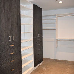 Idee per armadi e cabine armadio contemporanei con ante lisce, ante in legno bruno, pavimento in cemento e pavimento grigio
