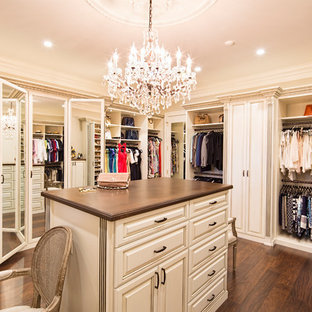 Großer Klassischer Begehbarer Kleiderschrank mit weißen Schränken, dunklem Holzboden, braunem Boden und profilierten Schrankfronten in Los Angeles