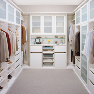 Inspiration för ett litet funkis walk-in-closet för könsneutrala, med vita skåp och heltäckningsmatta