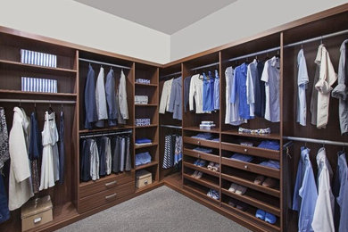 Ejemplo de armario vestidor de hombre clásico renovado grande con armarios abiertos, puertas de armario de madera oscura, moqueta y suelo gris