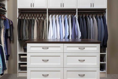 Imagen de armario vestidor unisex moderno de tamaño medio con armarios estilo shaker y puertas de armario blancas