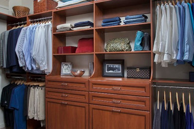 Example of a mid-sized minimalist closet design in Seattle