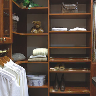 Inredning av ett klassiskt mellanstort walk-in-closet för män, med öppna hyllor, skåp i mörkt trä, heltäckningsmatta och grönt golv