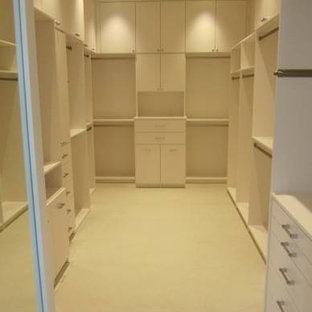 Ispirazione per una grande cabina armadio unisex design con ante lisce, ante bianche, pavimento beige e pavimento in gres porcellanato