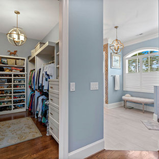 Idéer för stora maritima walk-in-closets för könsneutrala, med skåp i shakerstil, blå skåp, klinkergolv i porslin och vitt golv