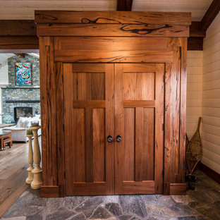 Immagine di un grande armadio o armadio a muro stile americano con ante con riquadro incassato e ante in legno chiaro
