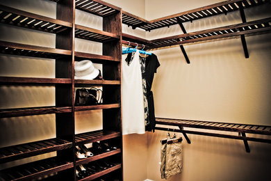 На фото: гардеробная комната среднего размера, унисекс в классическом стиле с ковровым покрытием с
