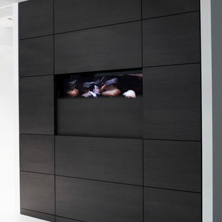 Modelo de armario vestidor unisex, moderno, de tamaño medio, con armarios tipo vitrina, puertas de armario grises y suelo de baldosas de porcelana