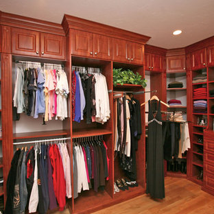 Exemple d'un dressing et rangement chic.