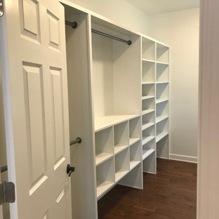 Foto på ett mellanstort vintage walk-in-closet för könsneutrala, med öppna hyllor, vita skåp, mellanmörkt trägolv och brunt golv