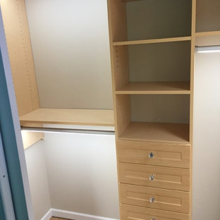 Diseño de armario unisex, clásico renovado, pequeño, con armarios abiertos, puertas de armario de madera clara, suelo de madera en tonos medios y suelo marrón