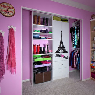 Inspiration pour un petit placard dressing traditionnel pour une femme avec un placard à porte plane, des portes de placard blanches et moquette.