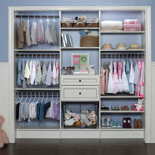 Ispirazione per un piccolo armadio o armadio a muro per donna chic con ante con riquadro incassato, ante bianche e parquet scuro