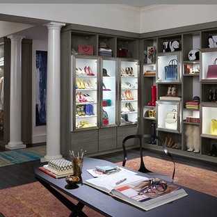 Foto di un'ampia cabina armadio per donna chic con ante lisce, ante in legno bruno, parquet scuro e pavimento nero